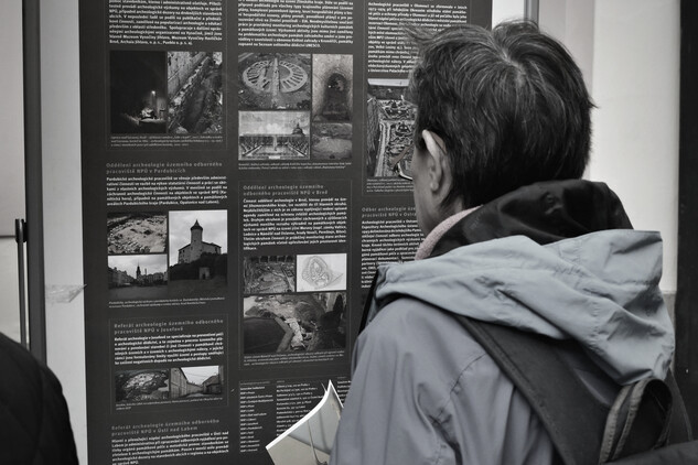 Poster o archeologických pracovištích NPÚ v Karolinu | © M. Mojžíš