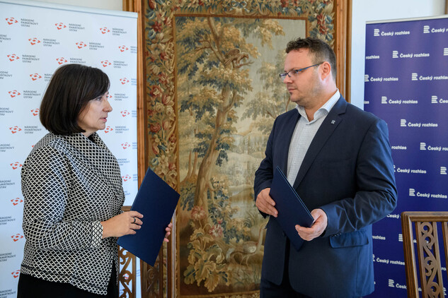 Podpis deklarace o spolupráci NPÚ s Českým rozhlasem | © Zdroj: Český rozhlas, nepodléhá Creative Commons