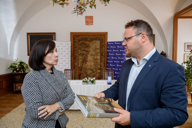 Podpis deklarace o spolupráci NPÚ s Českým rozhlasem | © Zdroj: Český rozhlas, nepodléhá Creative Commons