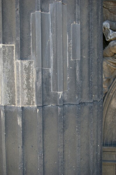 Národní muzeum – detail sloupu před zahájením čištění
