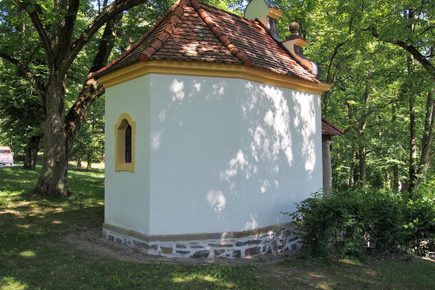 Opravená zadní část kapličky