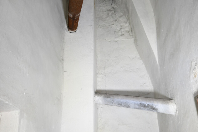Pozůstatek dymníku v přízemí severního křídla (foto Jana Koudelová, 2018)