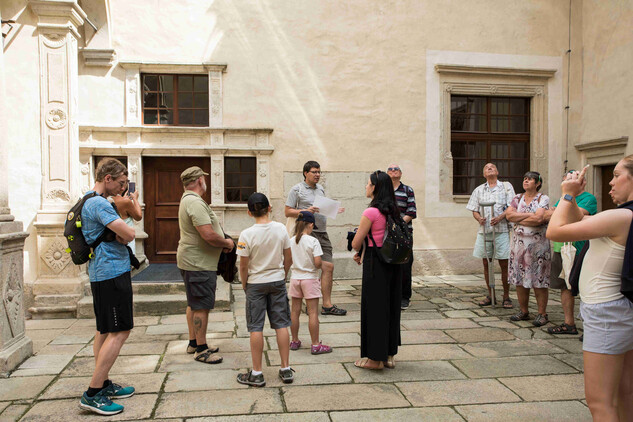 Archeologické léto 2025, státní zámek Telč, malý dvorek, foto: Lucie Herbricková